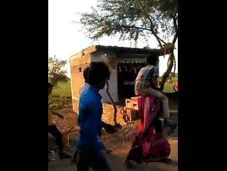 ഭര്‍ത്താവിന്റെ ബന്ധുവിനെ ചുമലിലേറ്റി നടക്കുന്ന യുവതി