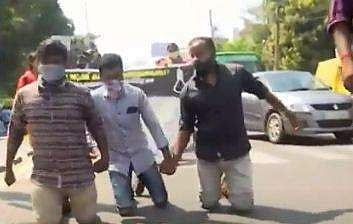 സെക്രട്ടേറിയറ്റിന് മുന്നിലെ മുട്ടിലിഴയല്‍ സമരത്തിന്റെ ടെലിവിഷന്‍ ദൃശ്യം