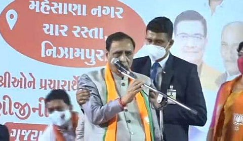 കുഴഞ്ഞു വീണ മുഖ്യമന്ത്രിയെ സുരക്ഷാഭടന്മാര്‍ താങ്ങുന്നു / വീഡിയോ ചിത്രം