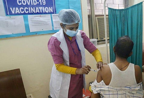 വാക്സിൻ കുത്തിവെക്കുന്നു / ഫയൽ ചിത്രം