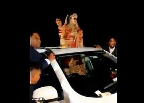 വിവാഹ ഘോഷയാത്രയ്ക്കിടെ വധു നൃത്തം വെയ്ക്കുന്നു