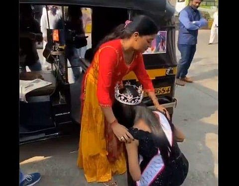 മിസ് ഇന്ത്യ റണ്ണര്‍ അപ്പ് അമ്മയുടെ അനുഗ്രഹം വാങ്ങുന്നു/ സോഷ്യല്‍മീഡിയ ചിത്രം