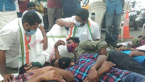 ഷാഫി പറമ്പിലും ശബരീനാഥനും സമരക്കാര്‍ക്കൊപ്പം / ഫെയ്‌സ്ബുക്ക് ചിത്രം