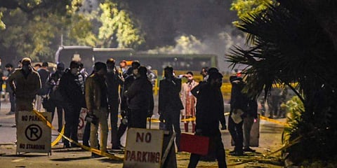 സ്‌ഫോടനം നടന്ന സ്ഥലം സുരക്ഷാ ജീവനക്കാര്‍ പരിശോധിക്കുന്നു/ പിടിഐ( ഫയല്‍ചിത്രം)