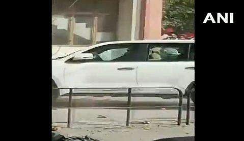 സുഖ്ബീര്‍ സിങ് ബാദലിന്റെ കാറിന് നേരെ ആക്രമണം