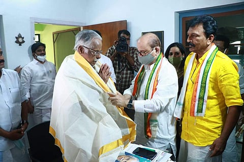 ടി പത്മനാഭനെ താരിഖ് അൻവർ പൊന്നാടയണിയിക്കുന്നു/ ട്വിറ്റർ