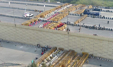 ഗാസിപ്പൂര്‍ അതിര്‍ത്തിയില്‍ സ്ഥാപിച്ചിരിക്കുന്ന ബാരിക്കേഡുകള്‍/പിടിഐ