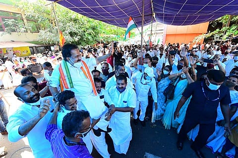 ഐശ്വര്യ കേരള യാത്രയില്‍ രമേശ് ചെന്നിത്തല ഫോട്ടോ ഫെയ്‌സ്ബുക്ക്‌