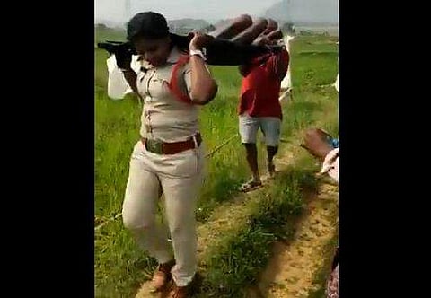 80കാരന്റെ മൃതദേഹം തോളിലേറ്റി വനിതാ എസ്‌ഐ