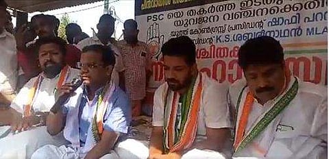 ധര്‍മജന്‍ യൂത്ത് കോണ്‍ഗ്രസ് സമരപ്പന്തലില്‍/ ഫെയ്‌സ്ബുക്ക്‌