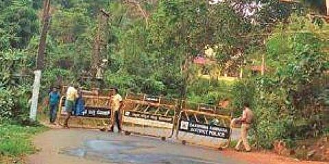 അതിര്‍ത്തിയില്‍ ബാരിക്കേഡുകള്‍ സ്ഥാപിക്കുന്ന കര്‍ണാടക പൊലീസ്/ എക്‌സ്പ്രസ് ഫോട്ടോ