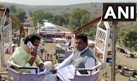 ജയന്റ് വീലിൽ ഇരുന്ന് ഫോൺവിളിക്കുന്ന മന്ത്രി/ ചിത്രം: എഎൻഐ