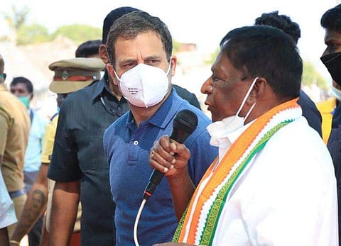 രാഹുല്‍ ഗാന്ധിക്കൊപ്പം വി നാരായണസാമി/ ഫെയ്‌സ്ബുക്ക്‌