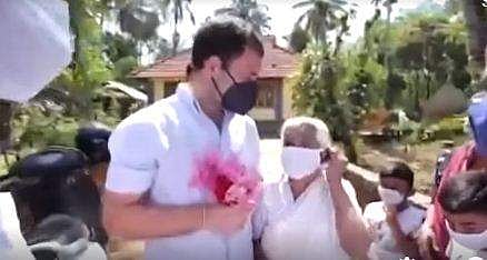 വയനാട്ടില്‍ മുത്തശ്ശിയെ മാസ്‌ക് ധരിപ്പിക്കുന്ന രാഹുല്‍ ഗാന്ധി