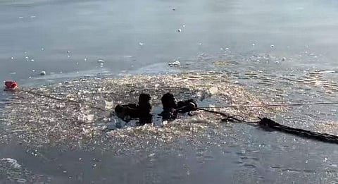 തണുത്തുറഞ്ഞ നദിയില്‍ നിന്ന് സെല്‍ഫി എടുക്കുന്നതിനിടെ അപകടത്തില്‍പ്പെട്ട ഇന്ത്യന്‍ ദമ്പതികള്‍