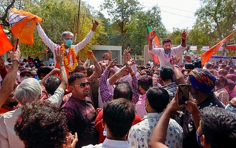 ഗുജറാത്ത് മുനിസിപ്പല്‍ തെരഞ്ഞെടുപ്പില്‍ വിജയമാഘോഷിക്കുന്ന ബിജെപി പ്രവര്‍ത്തകര്‍