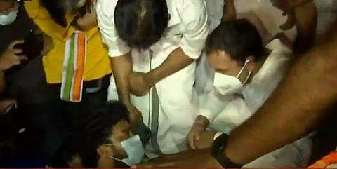 സമര പന്തലിലെത്തി രാഹുൽ ​ഗാന്ധി ഉദ്യോ​ഗാർത്ഥികളുമായി സംസാരിക്കുന്നു/ ടെലിവിഷൻ ദൃശ്യം