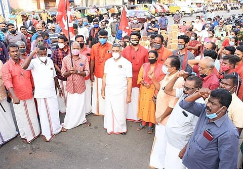 ആര്‍എസ്എസ്-ബിജെപി പ്രവര്‍ത്തകര്‍ സിപിഎമ്മില്‍ ചേര്‍ന്ന രാഷ്ട്രീയ വിശദീകരണ യോഗത്തില്‍ നിന്ന്/ ഫെയ്‌സ്ബുക്ക്‌