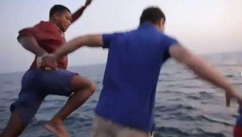 കടലിലേക്ക് ചാടുന്ന രാഹുല്‍ഗാന്ധി