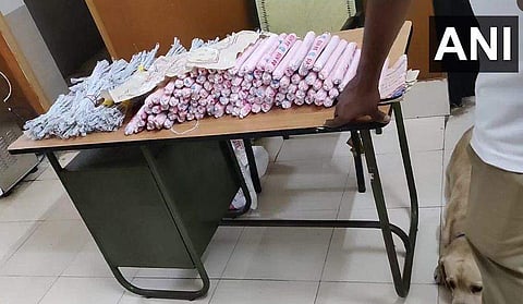 ്‌ട്രെയിനില്‍ നിന്നും പിടികൂടിയ സ്‌ഫോടകവസ്തുക്കള്‍ / എഎന്‍ഐ ചിത്രം