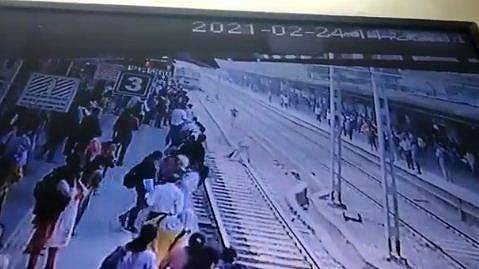 ട്രാക്കില്‍ ആത്മഹത്യക്ക് ശ്രമിച്ച യുവാവിനെ സുരക്ഷാ ഉദ്യോഗസ്ഥന്‍ രക്ഷിക്കുന്നു