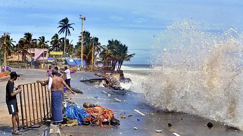 ശംഖുമുഖം കടൽത്തീരം. വിഴിഞ്ഞം തുറമുഖം നിർമാണം തുടങ്ങിയ ശേഷമാണ് ഇത്രയും തീരം ഇല്ലാതായത്