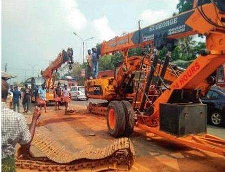 റോഡില്‍ വീണ മണ്ണുമാന്തി യന്ത്രം മാറ്റുന്നു/ഫെയ്‌സ്ബുക്ക്‌