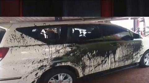 ഹൈക്കോടതി ജഡ്ജിയുടെ കാറില്‍ കരിഓയില്‍ ഒഴിച്ച നിലയില്‍/ടെലിവിഷന്‍ ചിത്രം