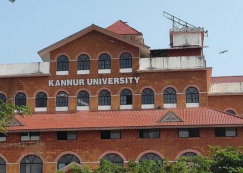 കണ്ണൂർ സർവകലാശാലയുടെ ഉത്തരക്കടലാസ് റോഡരികിൽ കണ്ടെത്തി; പ്രതിഷേധം ; അന്വേഷണം 