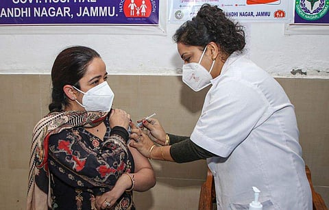 കോവിഡ് വാക്സിൻ സ്വീകരിക്കുന്ന ആരോ​ഗ്യ പ്രവർത്തക/ പിടിഐ ചിത്രം