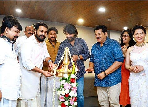 അമ്മ സംഘടനയുടെ ആസ്ഥാനമന്ദിരത്തിന്റെ ഉദ്ഘാടനം മമ്മൂട്ടിയും മോഹൻലാലും ചേർന്ന് നിർവ്വഹിക്കുന്നു/ ചിത്രം: ഫേസ്ബുക്ക്