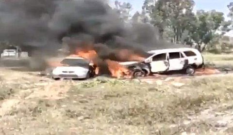 ശശികലയുടെ റാലിക്കിടെ, പടക്കവുമായി വന്ന കാറുകള്‍ കത്തിനശിക്കുന്നു