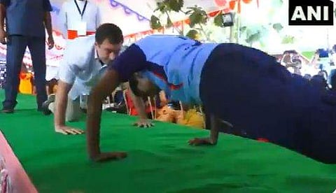 വിദ്യാര്‍ഥിനിക്കൊപ്പം പുഷ് അപ്പ് എടുക്കുന്ന രാഹുല്‍/ എഎന്‍ഐ ചിത്രം