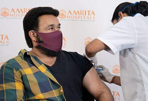 മോഹൻലാൽ കോവിഡ് വാക്‌സിനെടുക്കുന്നു/ ചിത്രം: ഫേസ്ബുക്ക്