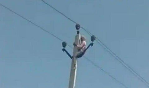 വൈദ്യുതി തൂണില്‍ കയറി 60കാരന്റെ ആത്മഹത്യാഭീഷണി