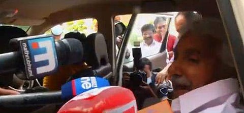 ഡല്‍ഹിയില്‍ യോഗത്തിന് ശേഷം ഉമ്മന്‍ചാണ്ടി മാധ്യമങ്ങളോട് സംസാരിക്കുന്നു / ടെലിവിഷന്‍ ദൃശ്യം