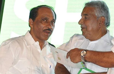 കെ ബാബു ഉമ്മന്‍ ചാണ്ടിക്കൊപ്പം/ഫയല്‍