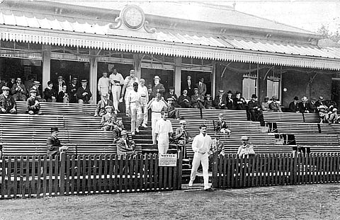 സസെക്സ് ക്രിക്കറ്റ് ക്ലബിനെതിരെ പോരാട്ടത്തിനിറങ്ങുന്ന ഇന്ത്യൻ ക്രിക്കറ്റ് ടീം. ക്യാപ്റ്റൻ എച്ച്ഡി കാം​ഗയായിരുന്നു ടീമിനെ നയിച്ചത്