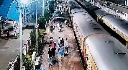 ട്രെയിനില്‍ കാല്‍തെറ്റി വീണ യുവാവിനെ രക്ഷിക്കുന്ന സുരക്ഷാ ഉദ്യോഗസ്ഥന്‍