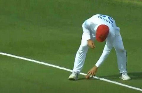 മനപൂര്‍വം ബൗണ്ടറി വഴങ്ങുന്ന അഫ്ഗാന്‍ താരം/ഫോട്ടോ: ട്വിറ്റര്‍