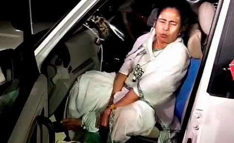 കാലിന് പരിക്കേറ്റനിലയില്‍ മമത ബാനര്‍ജി / പിടിഐ ചിത്രം