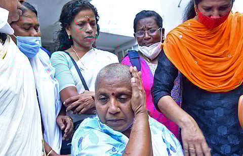 സ്ഥാനാർത്ഥിത്വം ലഭിക്കാത്തതിൽ പ്രതിഷേധിച്ച് ലതിക സുഭാഷ് തല മുണ്ഡനം ചെയ്തപ്പോൾ/ ഫോട്ടോ; ബിപി ദീപു