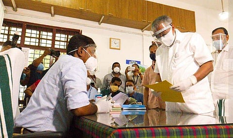 പിണറായി വിജയന്‍ നാമനിര്‍ദേശ പത്രിക നല്‍കുന്നു / ഫെയ്‌സ്ബുക്ക്‌