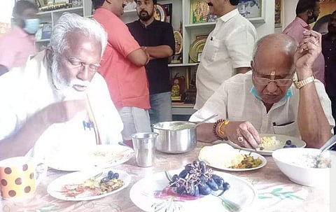 കുമ്മനവും രാജഗോപാലും ഒരുമിച്ച് ഭക്ഷണം കഴിക്കുന്നു / ഫെയ്‌സ്ബുക്ക് ചിത്രം