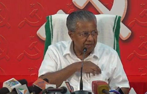 കണ്ണൂരില്‍ വാര്‍ത്താസമ്മേളനത്തിനിടെ പിണറായി ചിത്രം ഫെയ്‌സ്ബുക്ക്‌