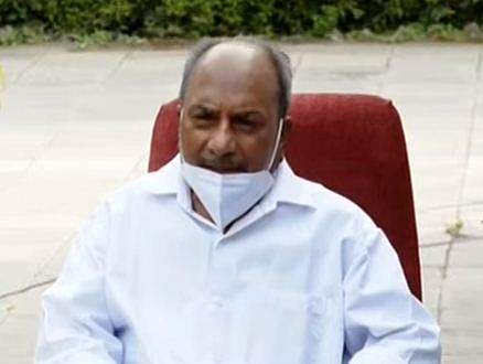 ന്യൂഡല്‍ഹിയില്‍ വാര്‍ത്താസമ്മേളനത്തിനിടെ എകെ ആന്റണി/ ടെലിവിഷന്‍ ചിത്രം