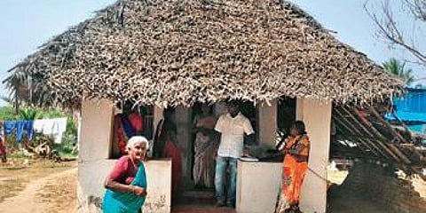 മാരിമുത്തുവിന്റെ കുടുംബം വീടിന് മുന്നില്‍/എക്‌സ്പ്രസ് ഫോട്ടോ