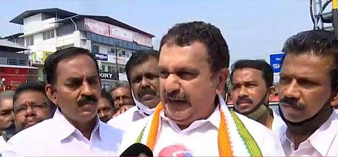 കെ മുരളീധരന്‍ മാധ്യമങ്ങളോട് സംസാരിക്കുന്നു / ടെലിവിഷന്‍ ചിത്രം