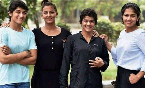 ബബിത ഫോഗട്ടിനും, റിതിക ഫോഗട്ടിനുമൊപ്പം റിതിക/ഫോട്ടോ: ട്വിറ്റര്‍