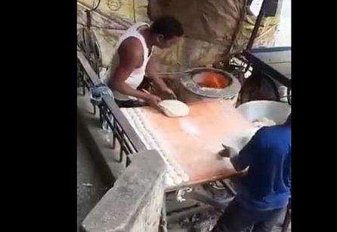 ചപ്പാത്തി മാവിലേക്ക് തുപ്പുന്ന ജീവനക്കാരന്‍